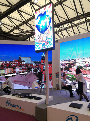 High Definition Super Brightness 4,8mm Reklama zewnętrzna LED Display Road Pole